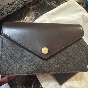 Tory Burch Brown Chain Wallet Monogram.